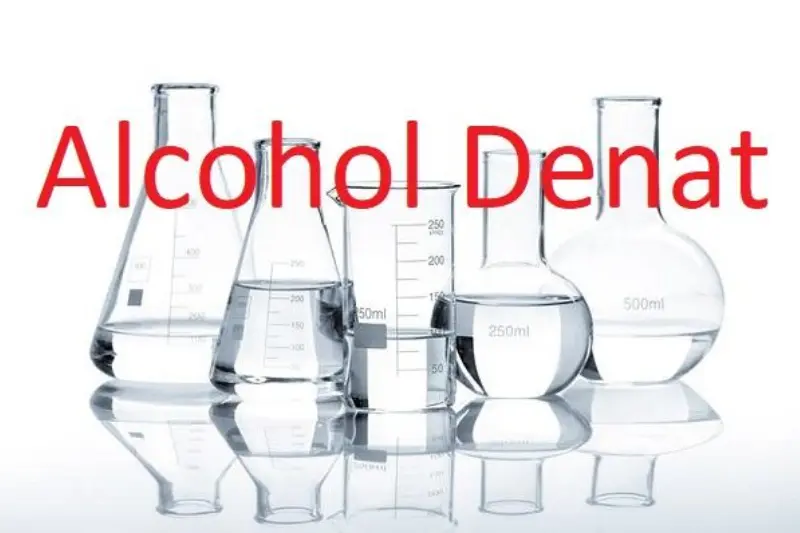 Alcohol denat có đặc tính hút ẩm khiến da khô, nứt nẻ, làm mất cân bằng độ ẩm trên da do lớp dầu tự nhiên bị phá hủy