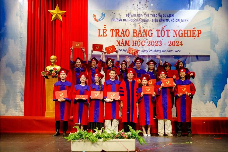 Buổi lễ trao bằng tốt nghiệp hằng năm của Trường Đại học Sân khấu – Điện ảnh TPHCM không quá nhiều tân cử nhân, nhưng bao giờ cũng được tổ chức chỉn chu, long trọng.