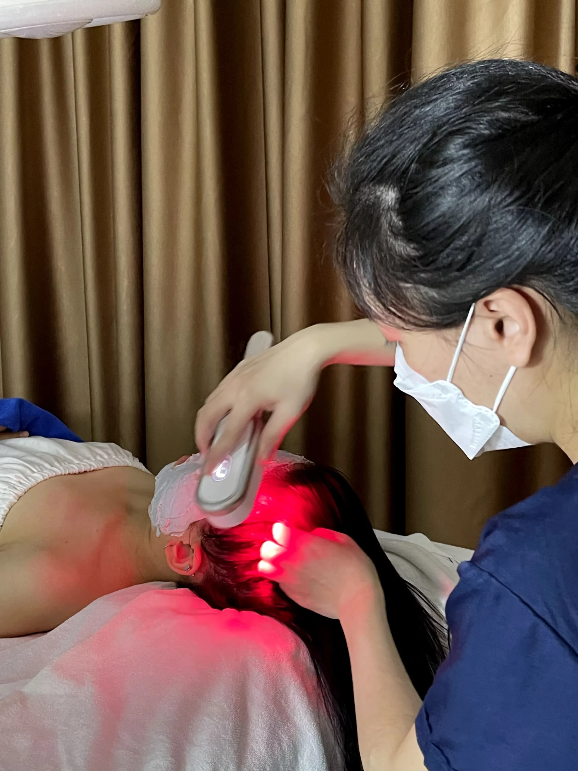 Lược Laser tại Anh Khuê Beauty Clinic kích thích tuần hoàn máu và giảm rụng tóc