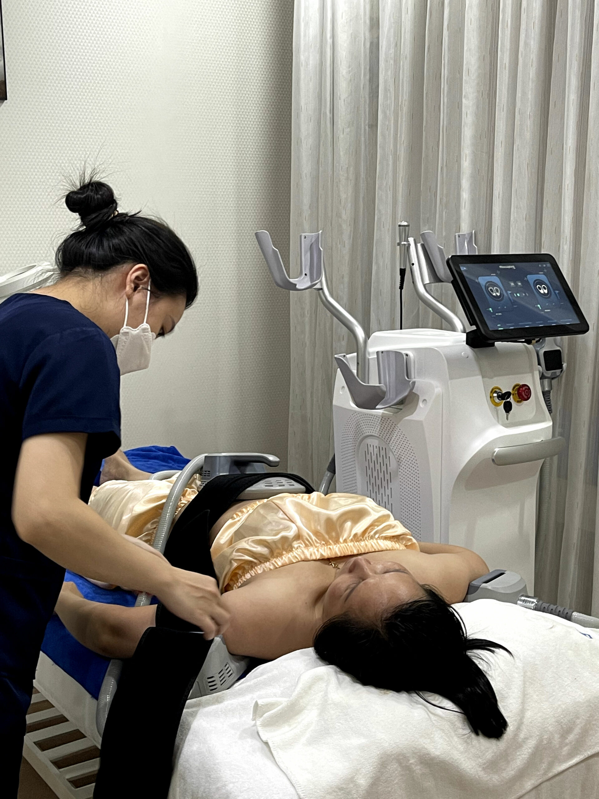 Liệu trình Tan mỡ Săn cơ Slim Safe của Anh Khuê Beauty Clinic sử dụng sóng EMS & RF có tác dụng hủy mỡ tầng sâu