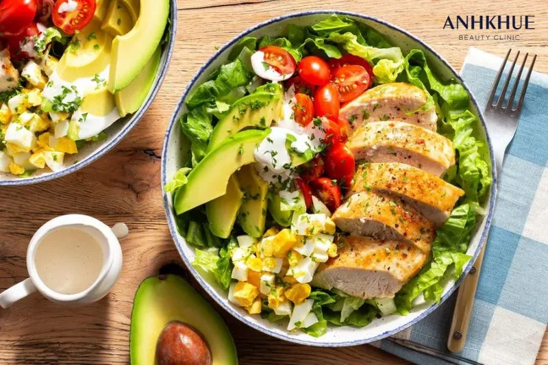 Salad chanh với gà và hạt quinoa là món ăn không thể thiếu trong thực đơn giảm cân