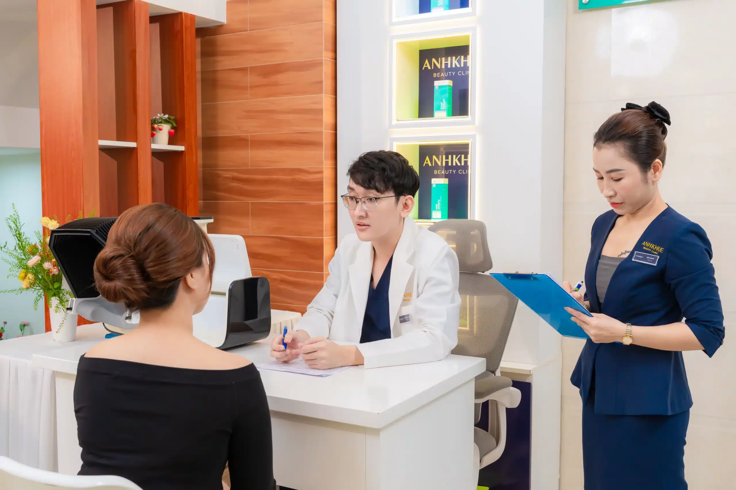 BS.CKI Nguyễn Thành Tài đang tư vấn và kiểm tra tình trạng mụn cho khách hàng