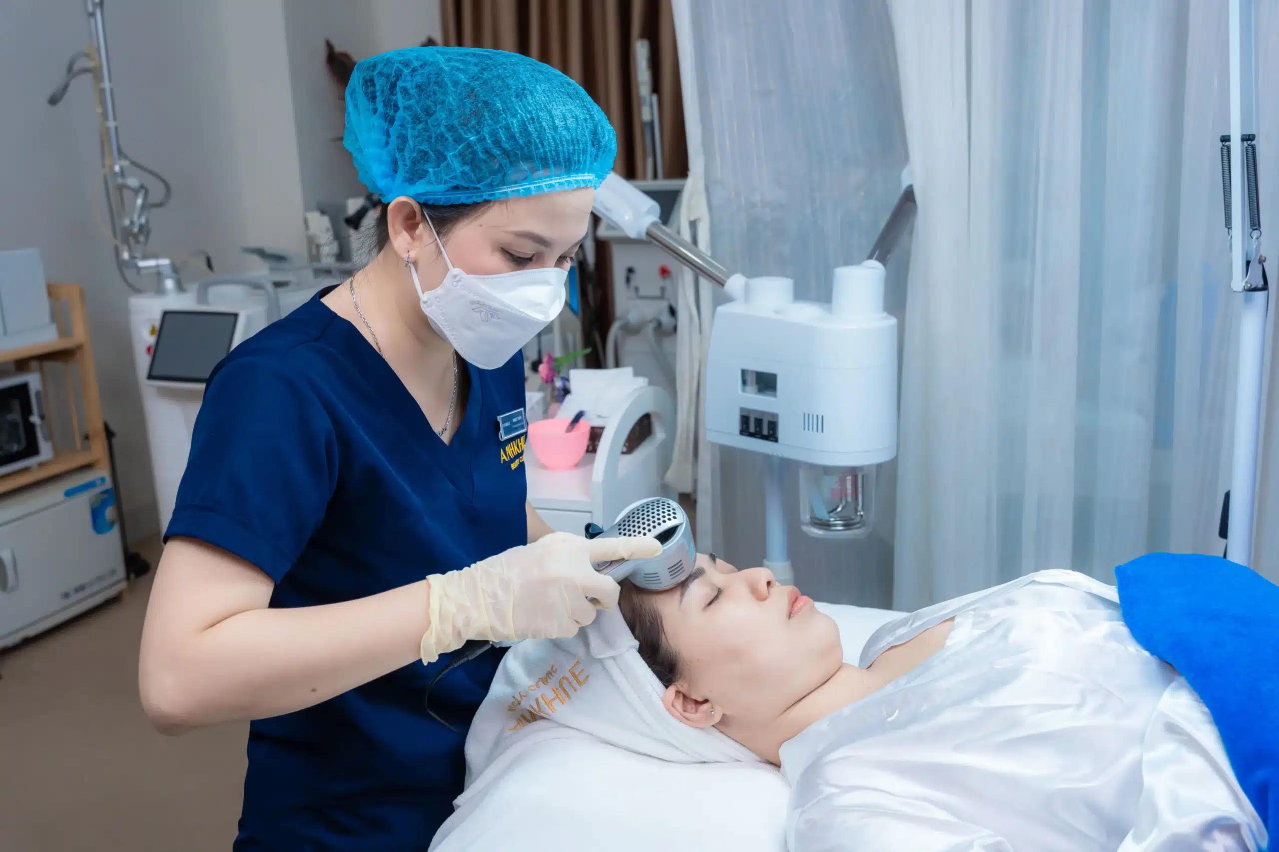 Kỹ thuật viên tại Anh Khuê Beauty Clinic tay nghề cao, đã qua đào tạo trực tiếp thực hiện