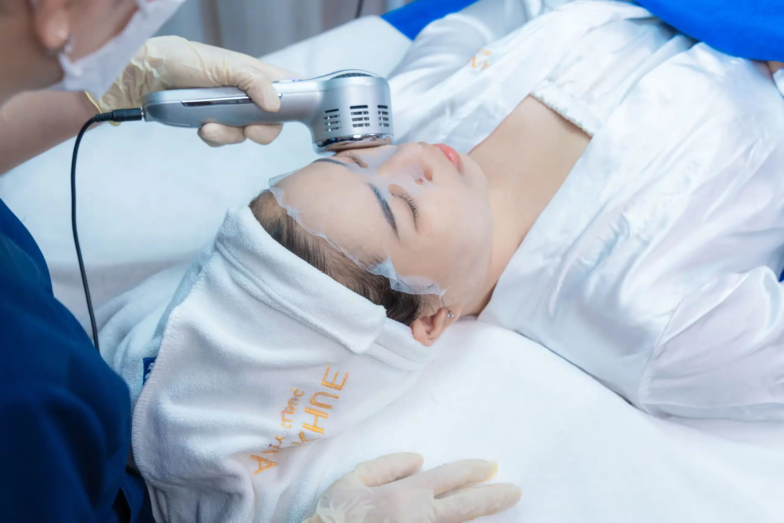 Điện di thâm mụn giúp giảm sưng viêm, kháng khuẩn, tan bã nhờn và thông thoáng lỗ chân lông