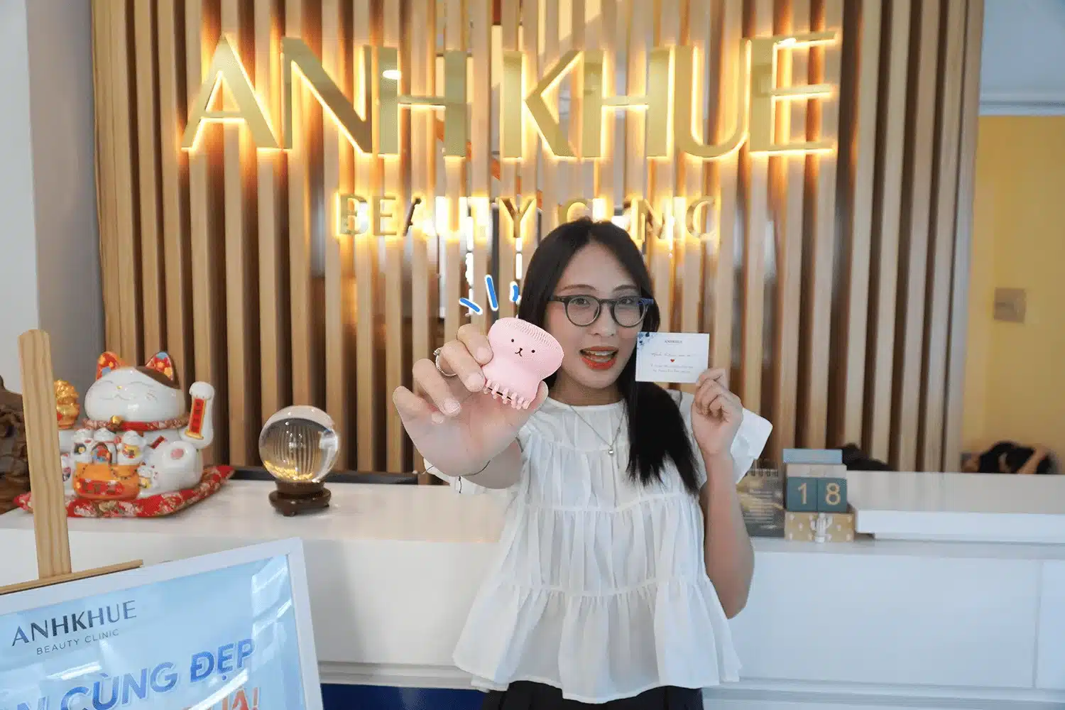 Còn chần chờ gì mà không đến ngay Anh Khuê chăm da để nhận quà cọ rửa mặt bạch tuộc mini