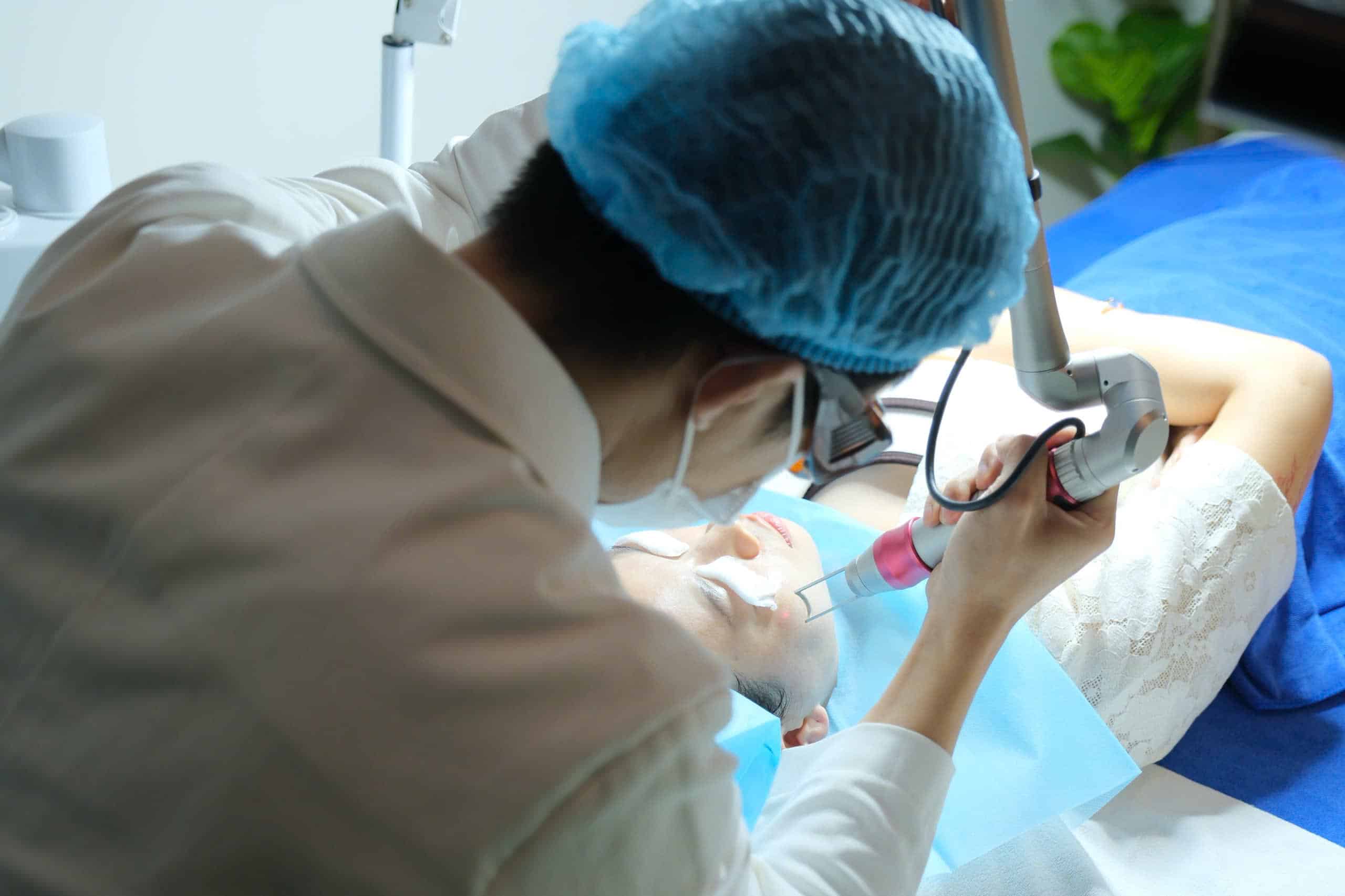 Năng lượng Laser giúp mờ thâm sau mụn, cải thiện sắc tố nông