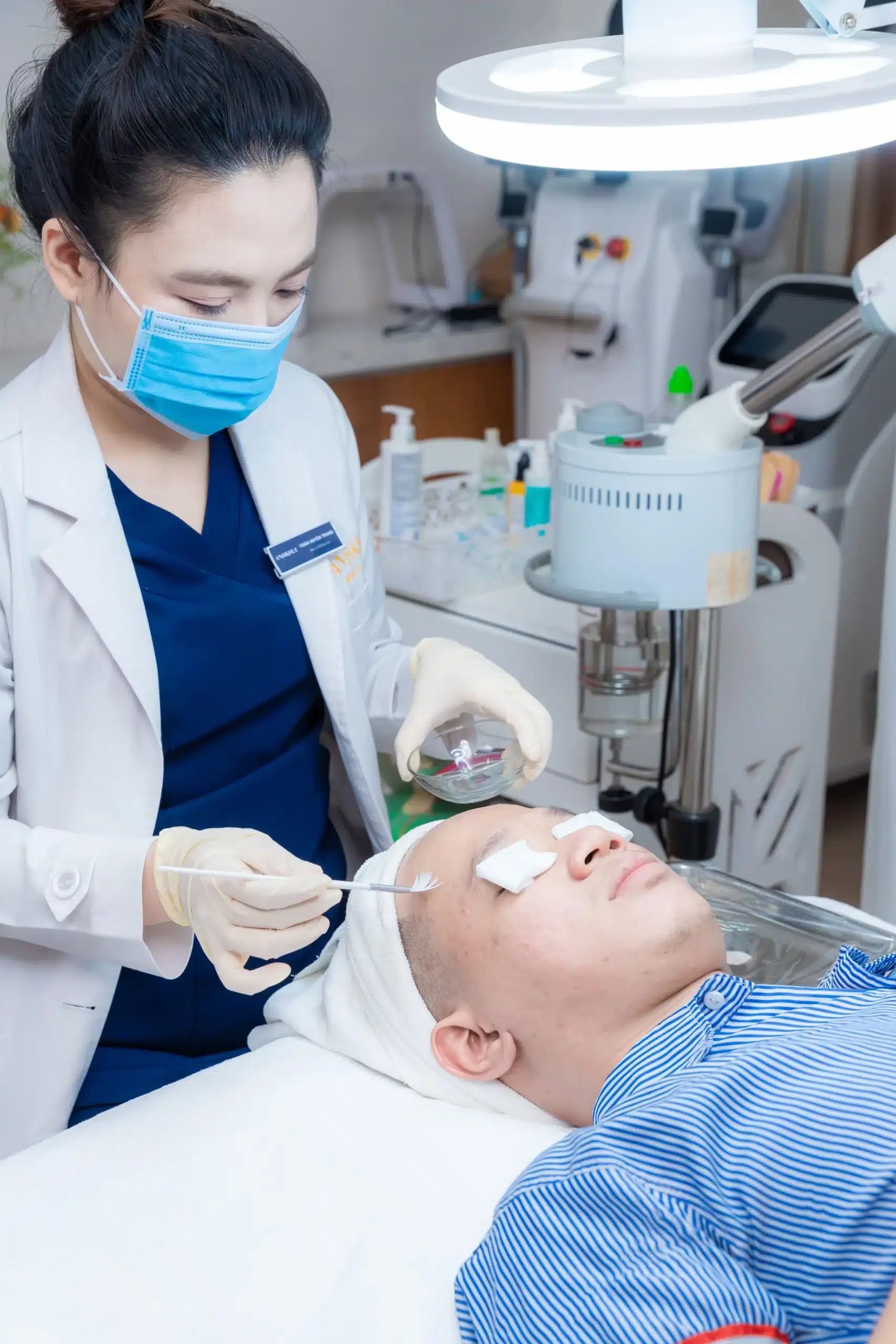 Peel mụn giúp loại bỏ tế bào chết, giảm thiểu vi khuẩn gây mụn và mờ dần vết thâm