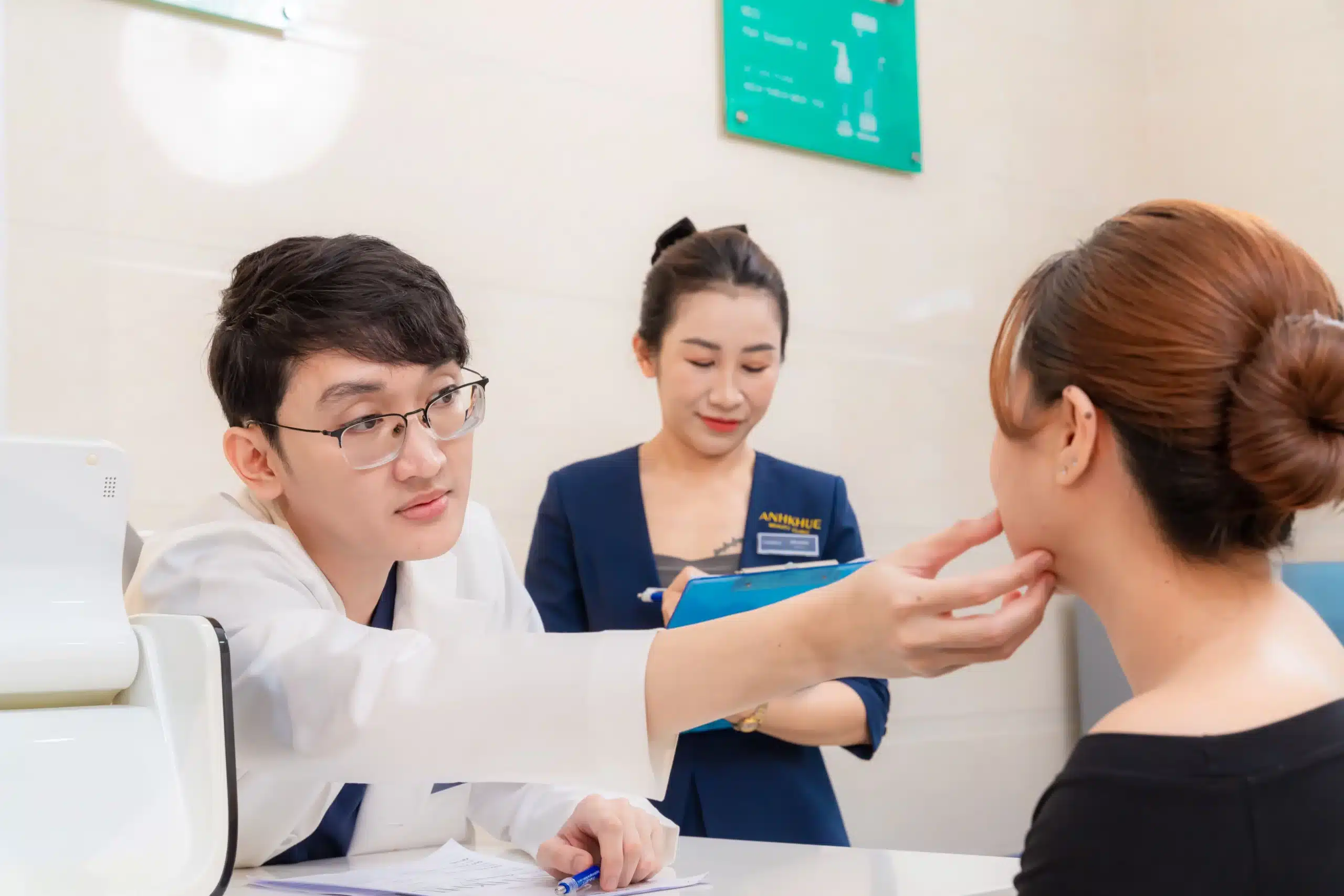 Chăm sóc, điều trị da tại Anh Khuê Beauty Clinic, bạn sẽ được thăm khám bằng công nghệ soi da hiện đại và được thực hiện bởi đội ngũ bác sĩ chuyên khoa Da liễu