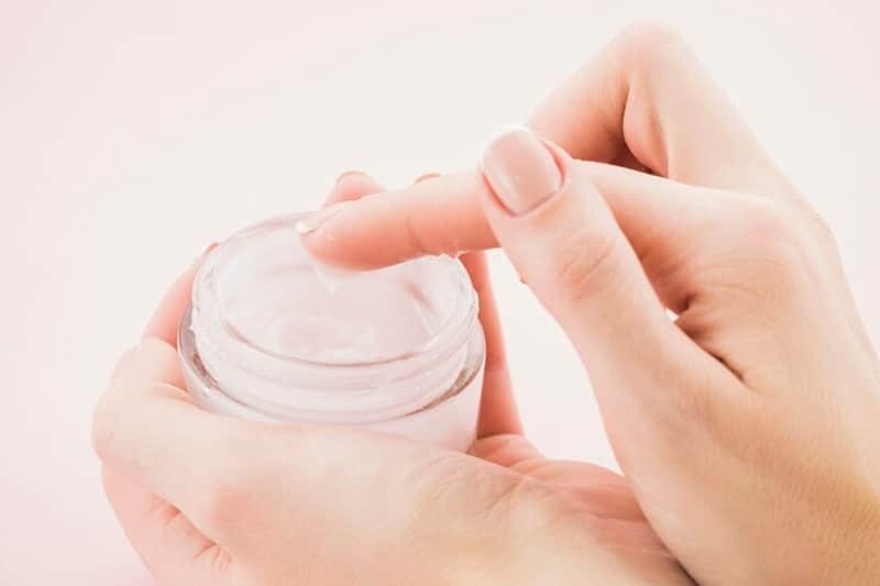 Nên chọn sản phẩm dưỡng ẩm không gây mụn, không làm tắc nghẽn lỗ chân lông với các thành phần như HA, Niacinamide, glycerin, ceramide, B5, vitamin E...