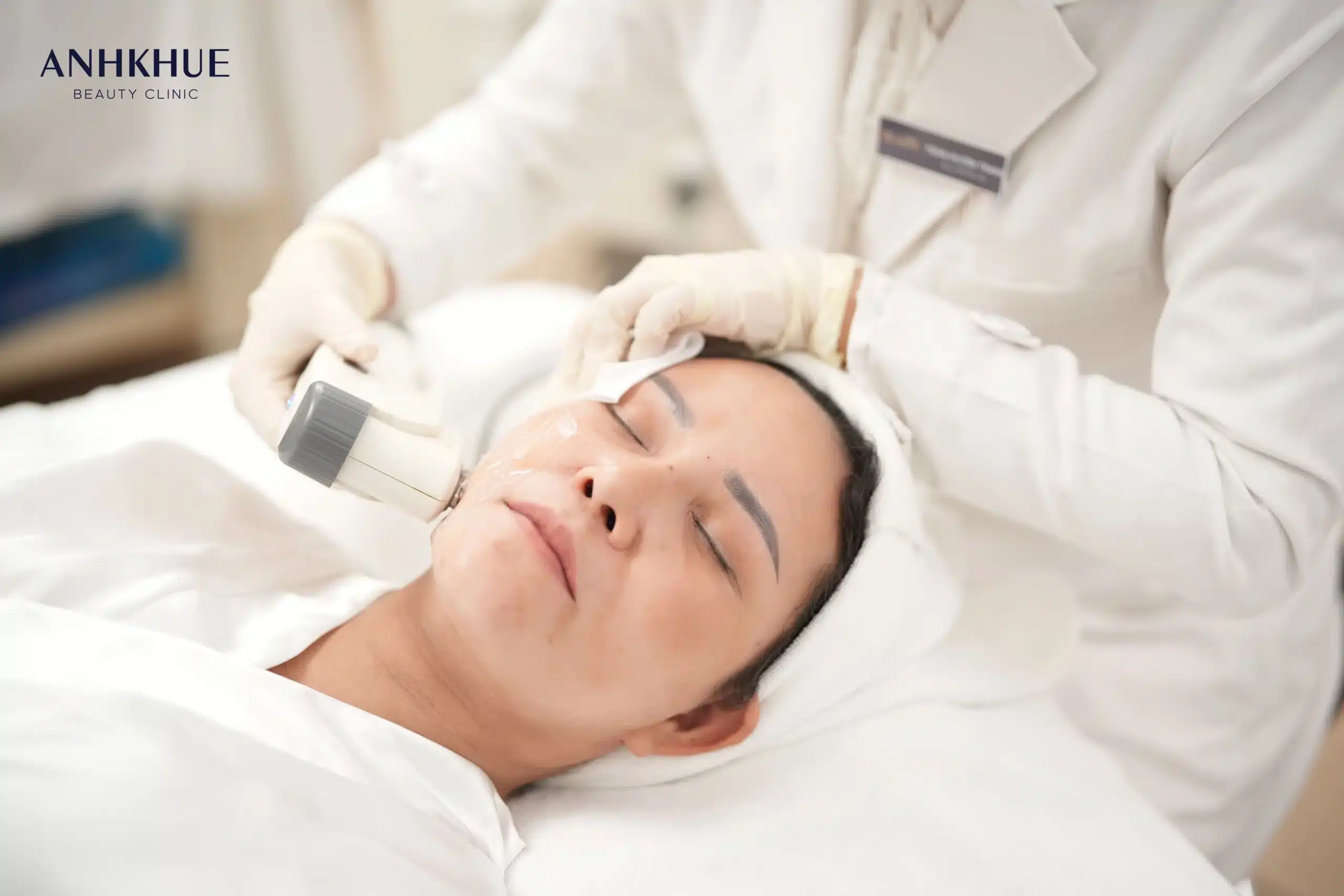 Công nghệ HIFU Pro Max dùng sóng siêu âm cường độ cao, đi sâu vào lớp trung bì và các cấu trúc bên dưới giúp tăng sinh collagen và elastin, loại bỏ nếp nhăn và săn da