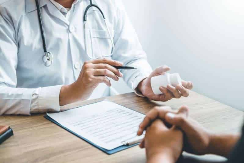 Dùng Ampicillin trị mụn cần được thực hiện dưới sự giám sát của bác sĩ