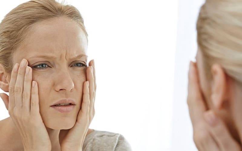 Trong thời kỳ mãn kinh, lượng estrogen trong cơ thể sụt giảm khiến da bị khô, chảy xệ và nhăn nheo