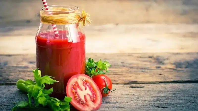 Nước ép cà chua rất giàu vitamin C, E, giúp da sáng mịn, ngừa lão hóa