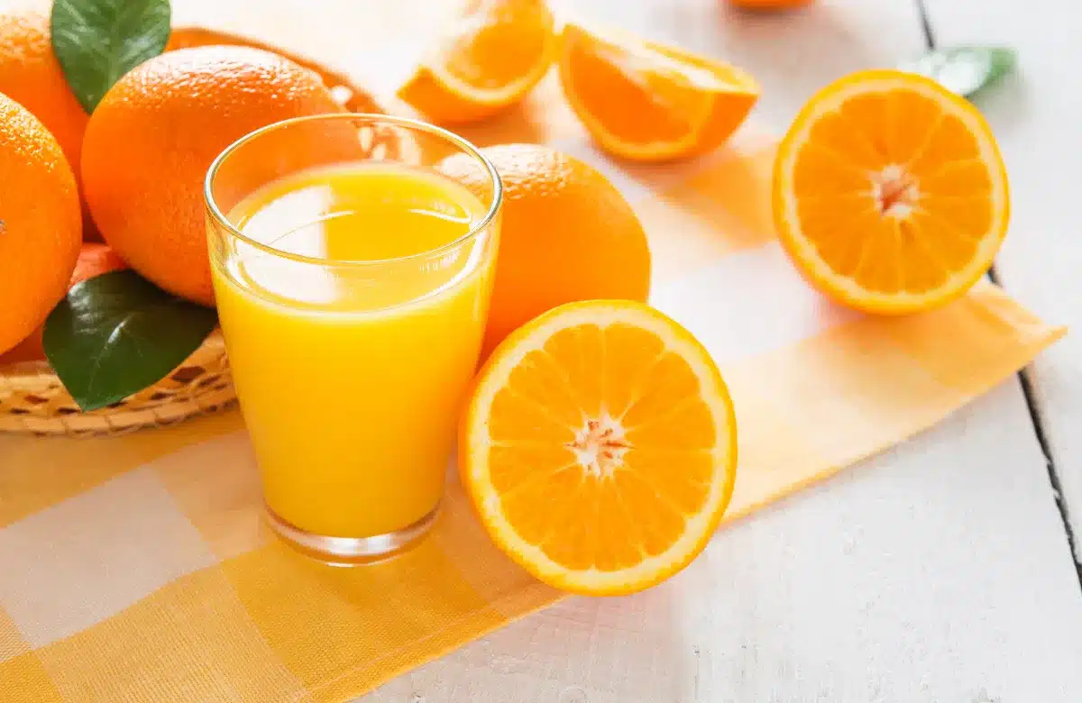 Cam tươi rất giàu vitamin C có khả năng chống oxy hóa mạnh, ngăn ngừa lão hóa da, tăng độ đàn hồi, nhờ đó mang lại làn da tươi trẻ, hồng hào