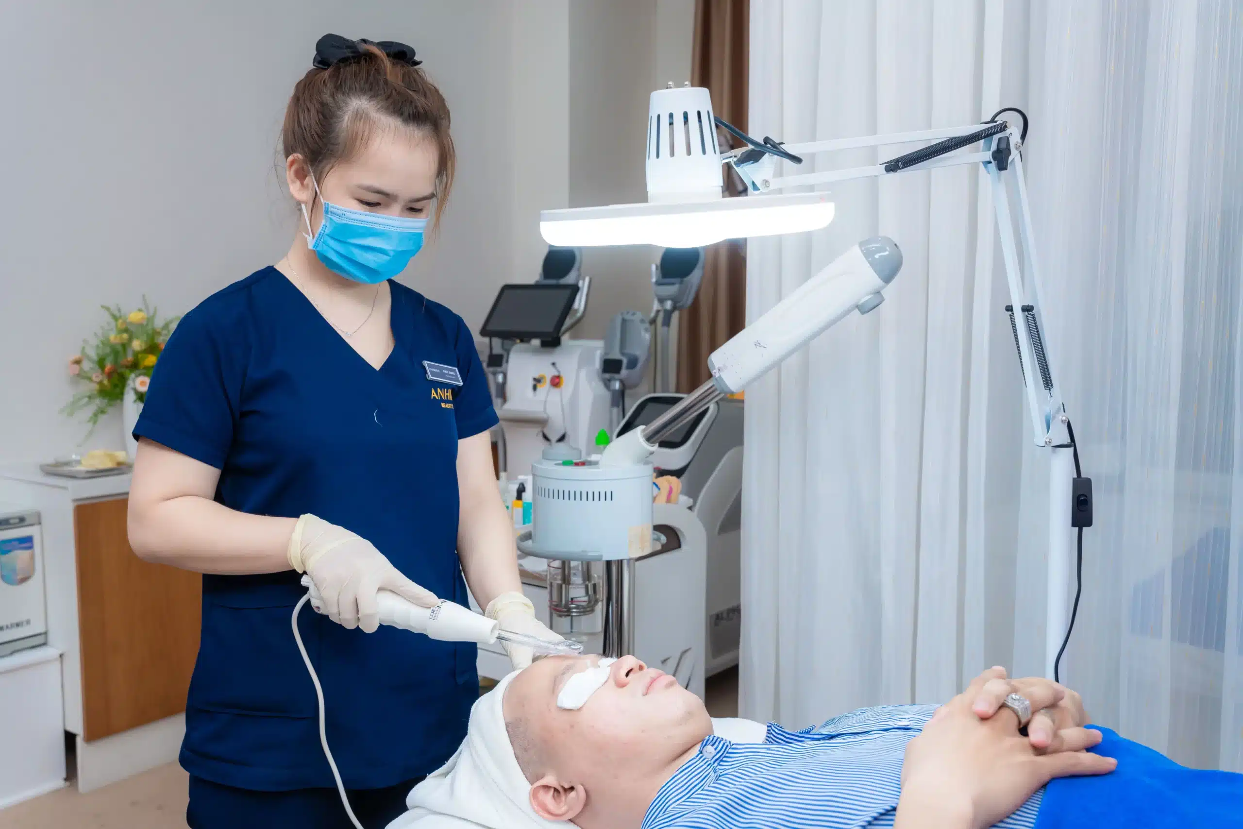 Ở Anh Khuê, bên cạnh lấy nhân mụn sẽ kết hợp thêm các phương án bôi thoa, laser,... để nhanh chóng cải thiện tình trạng da