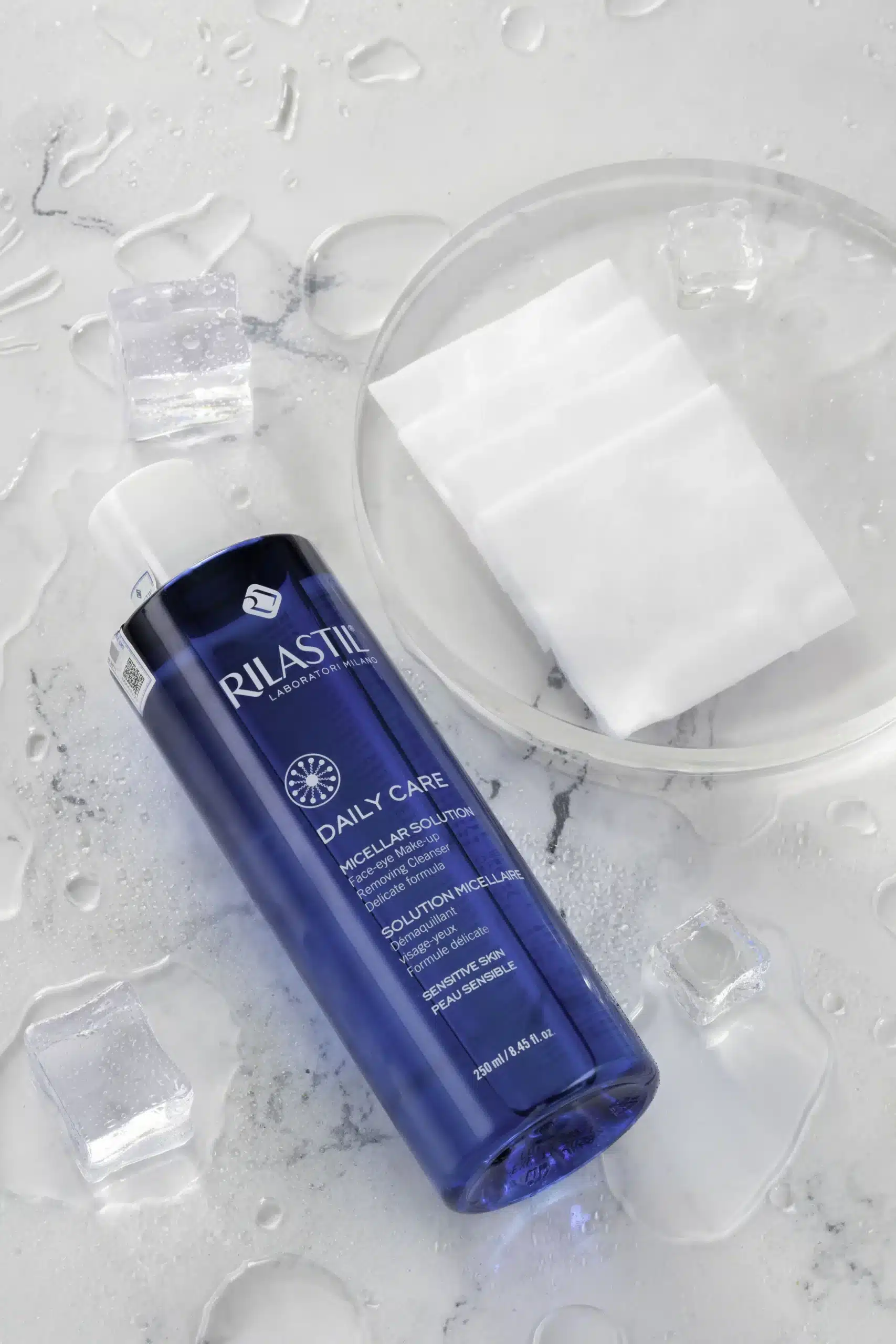 Nước tẩy trang Rilastil Daily Care Micellar Solution làm sạch lớp trang điểm, loại bỏ bụi bẩn sâu dưới lỗ chân lông, đồng thời dưỡng ẩm cho da, giúp da thông thoáng, sạch sẽ và mềm mại