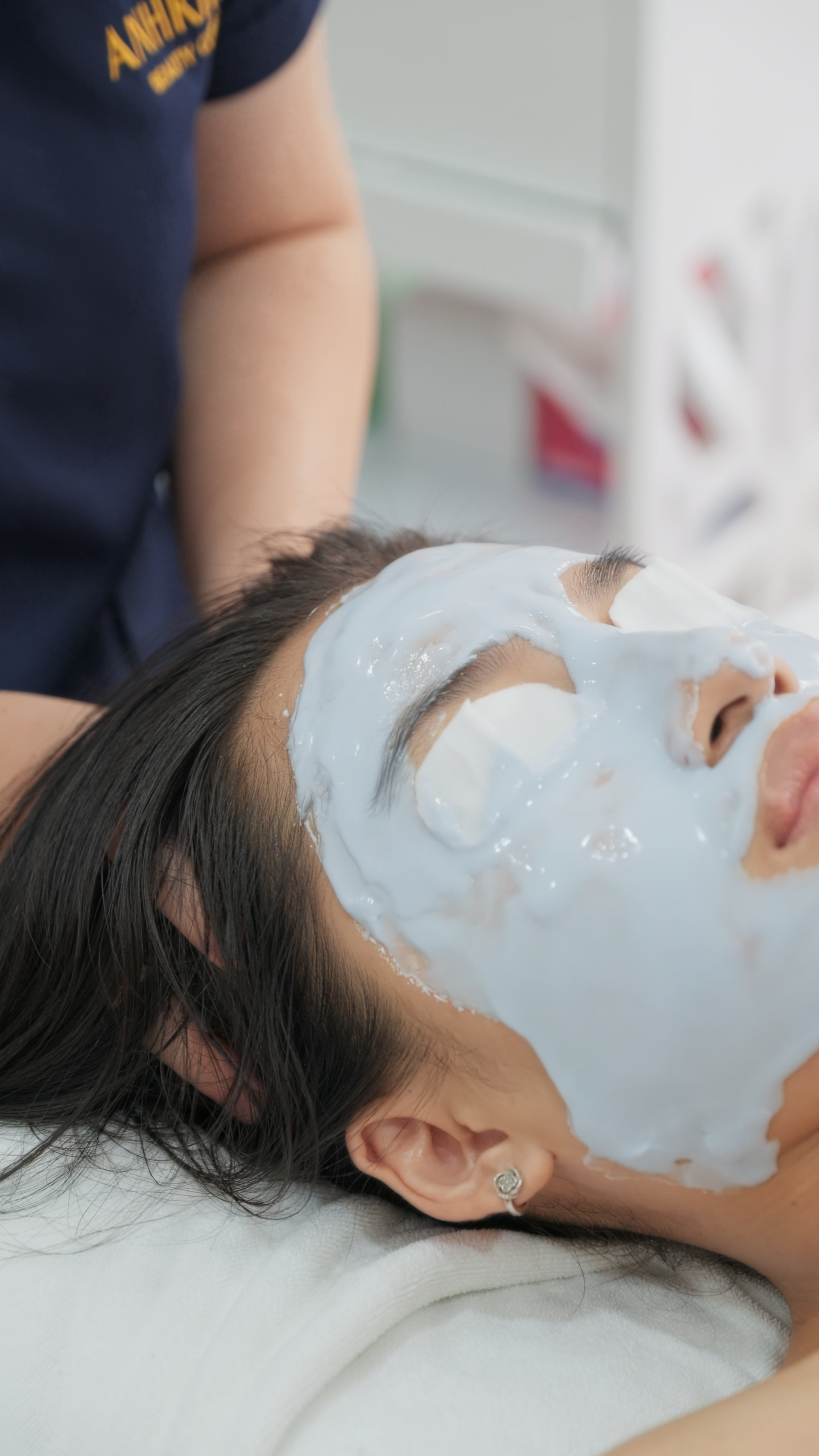 Liệu trình Skin Detox giúp loại bỏ tế bào chết, loại bỏ trạng thái sạm da, kích thích tế bào da mới được sản sinh đều đặn