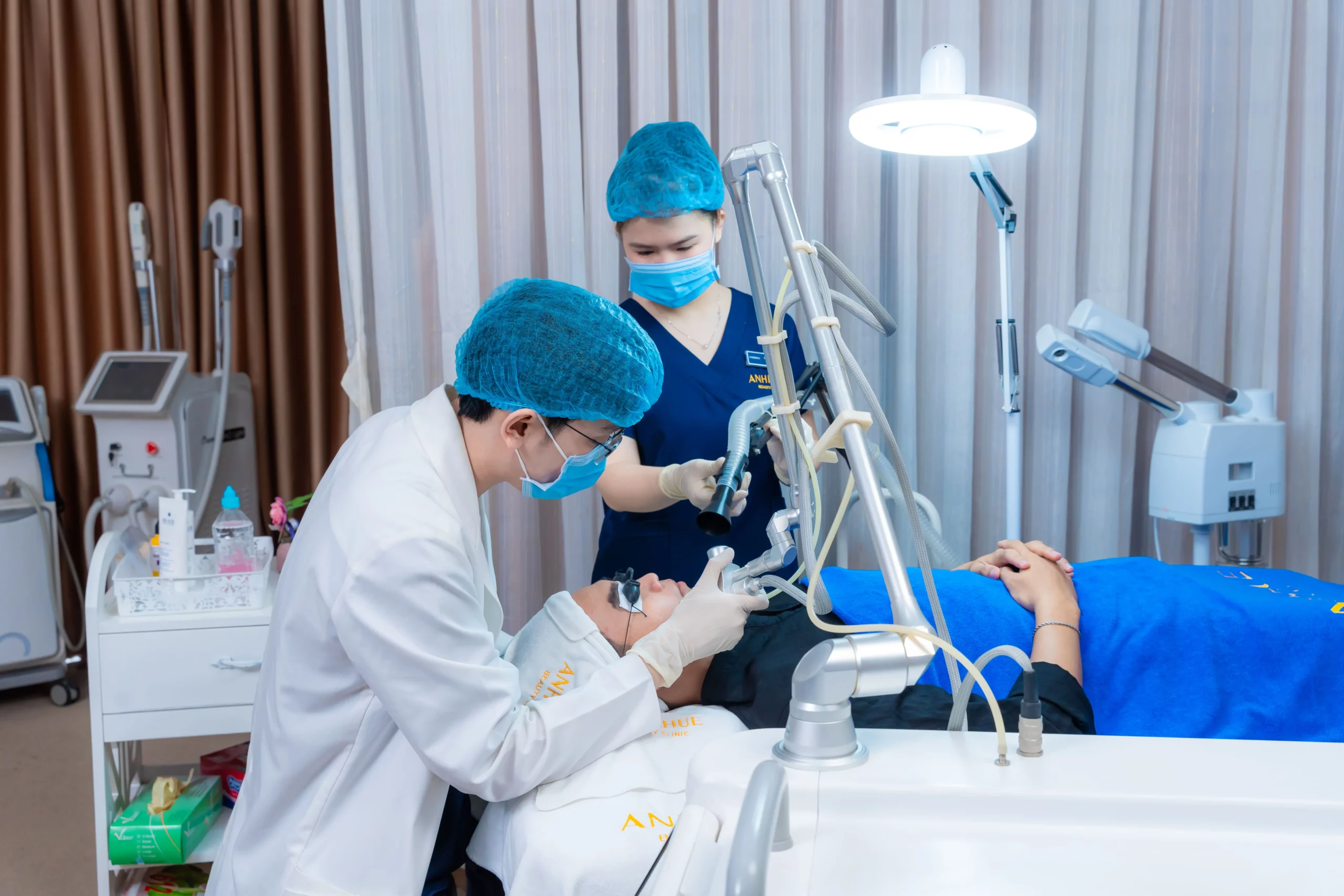 Anh Khuê Beauty Clinic là địa chỉ làm đẹp, chăm sóc da uy tín với đội ngũ chuyên gia giàu kinh nghiệm, công nghệ hiện đại, mang đến hiệu quả điều trị hoàn hảo và sự hài lòng tuyệt đối