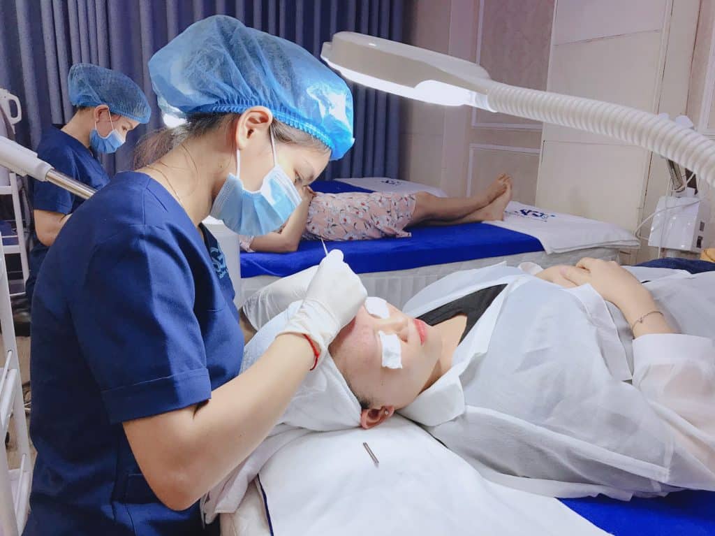 Hãy đến ngay Anh Khuê Beauty Clinic, để được bác sĩ thăm khám, chẩn đoán và điều trị mụn chuyên sâu chuẩn y khoa