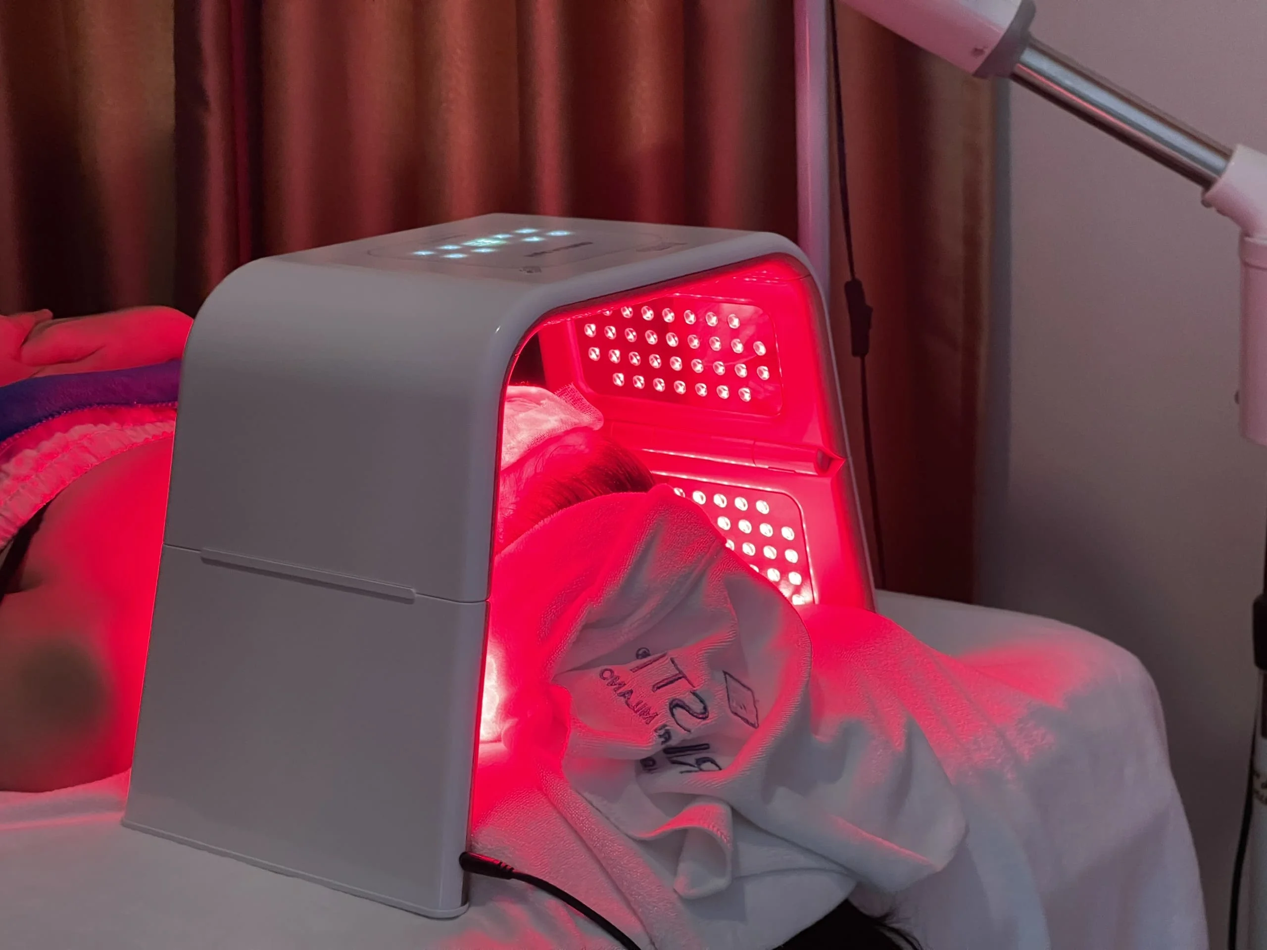 Ánh sáng đỏ rất tốt cho quá trình tổng hợp collagen trẻ hóa da, từ đó, giúp da đàn hồi và săn chắc hơn, cải thiện các nếp nhăn nông