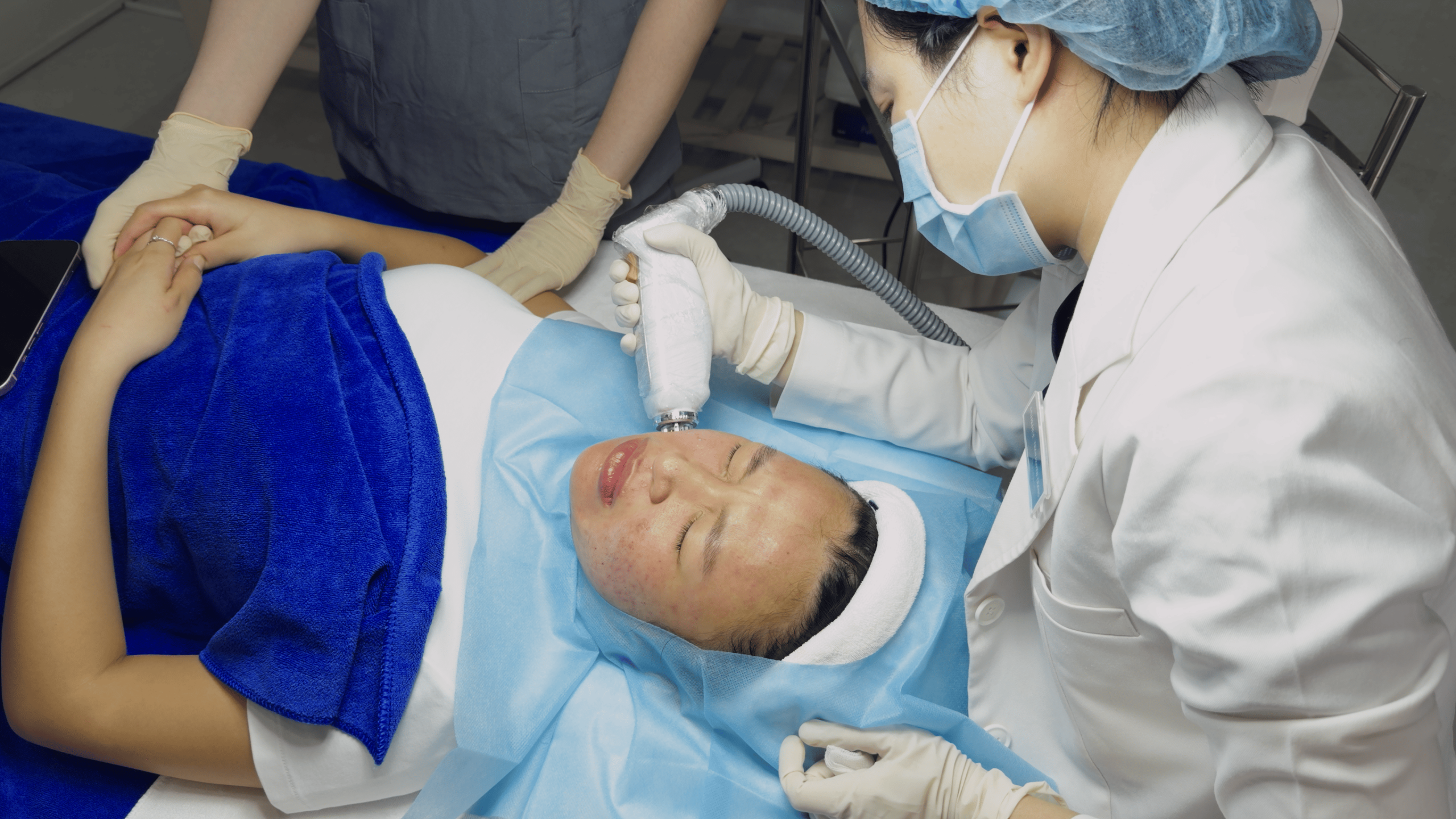 RF Needle Einxel sử dụng hệ thống vi kim mạ vàng kết hợp sóng RF để đưa năng lượng đến đúng tầng trung bì, kích thích tăng sinh collagen và elastin