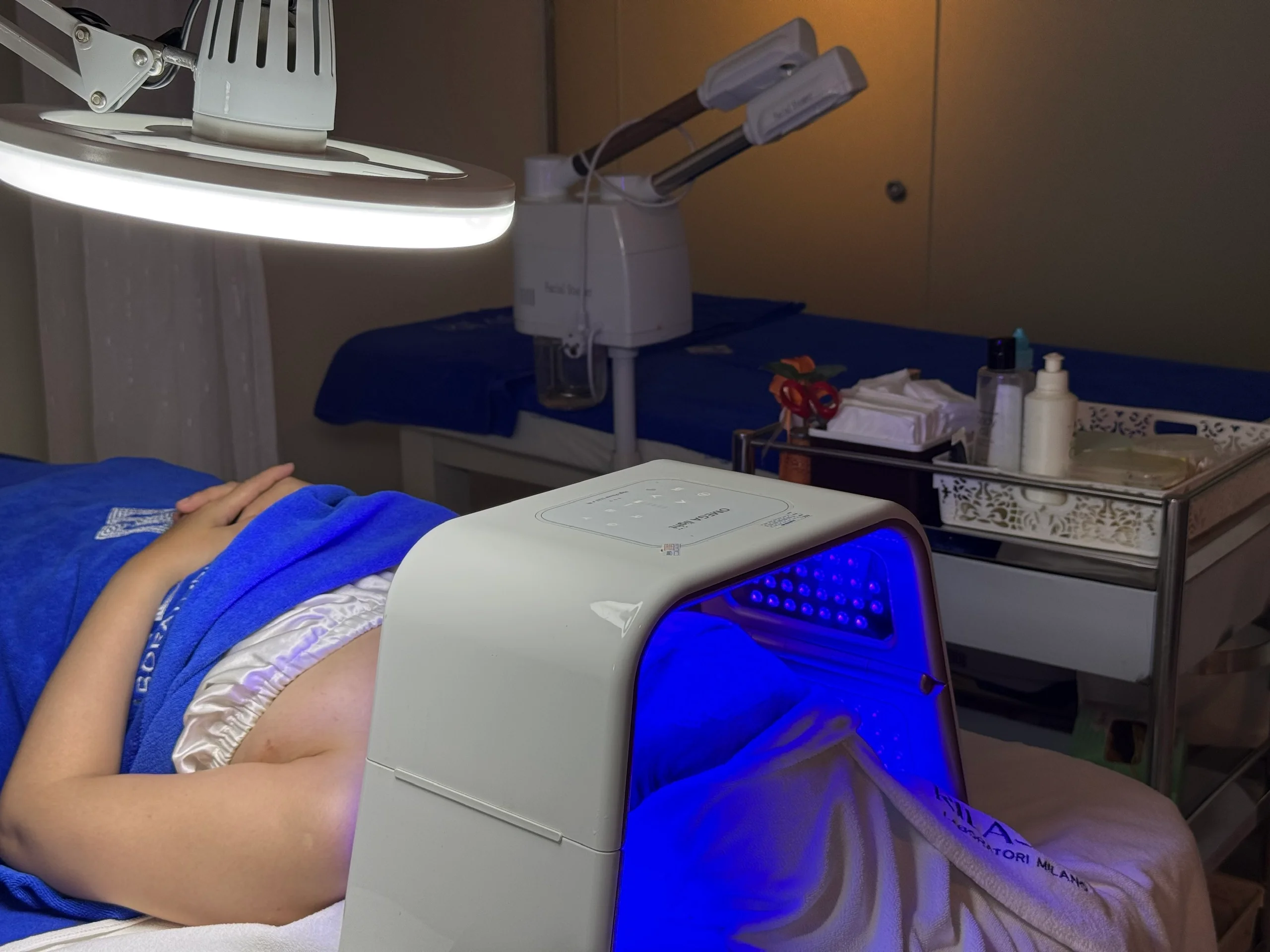 Chiếu ánh sáng sinh học bước sóng xanh giúp diệt khuẩn gây mụn, giảm viêm và kiểm soát bã nhờn