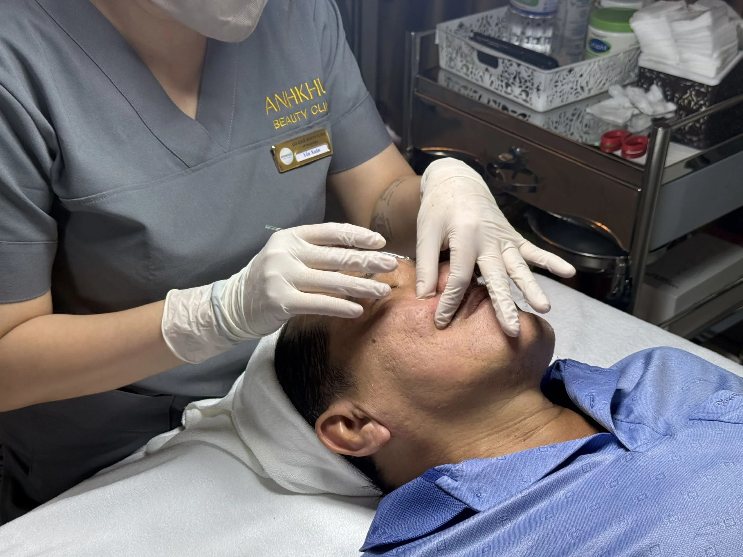 Liệu trình lấy nhân mụn chuẩn Y khoa tại Anh Khuê Beauty Clinic giúp làm sạch sâ, loại bỏ cồi mụn, giảm nguy cơ viêm mụn và sẹo thâm