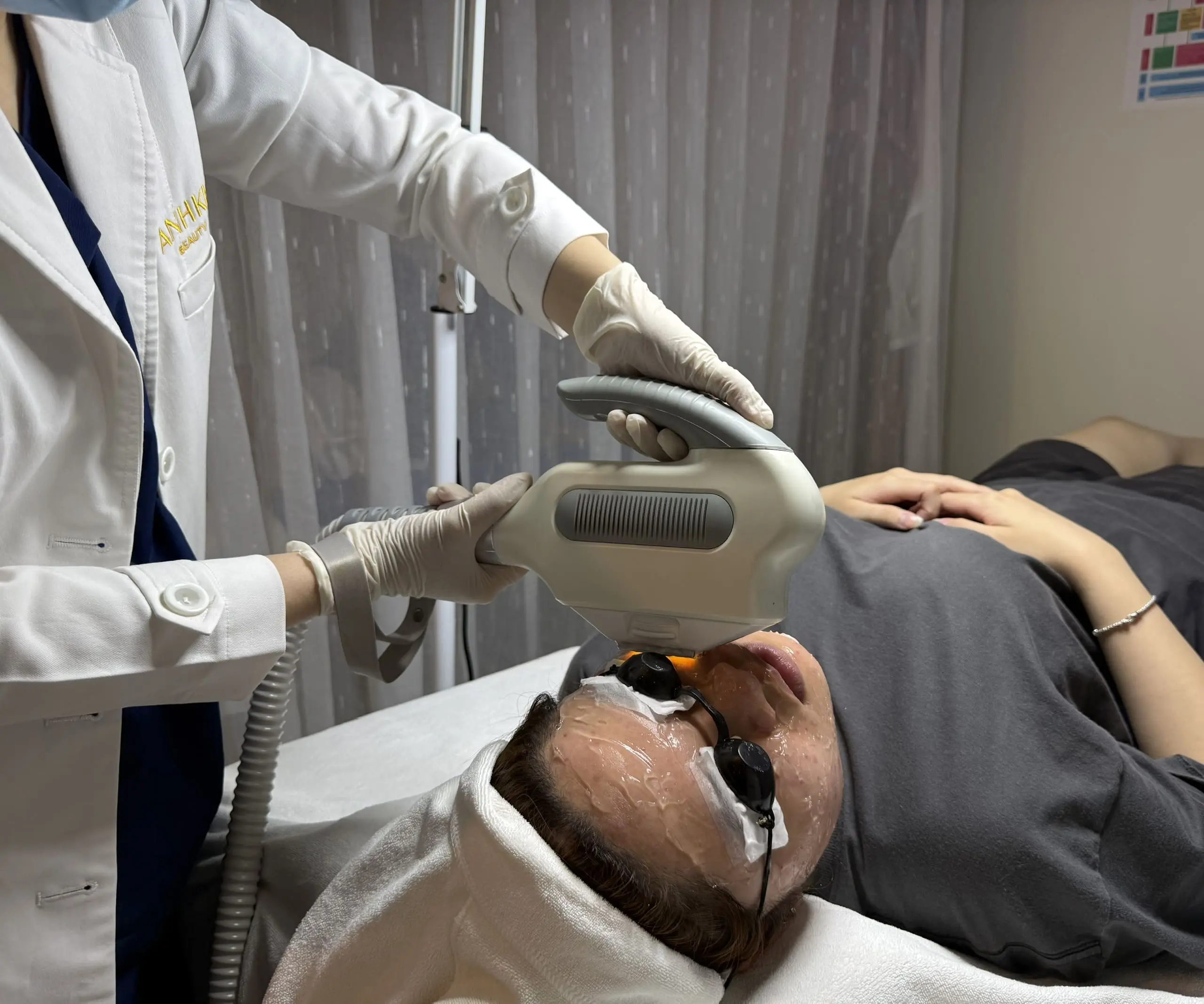 Công nghệ IPL giúp giảm viêm, gom cồi mụn, hạn chế thâm và hỗ trợ se khít lỗ chân lông
