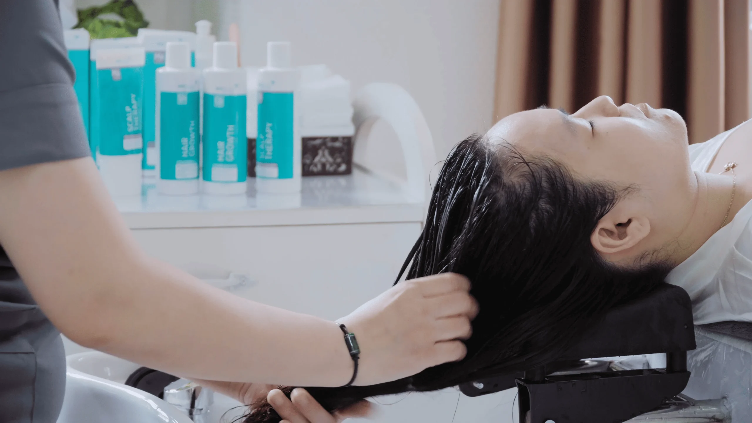 Liệu trình phục hồi tóc khẩn cấp giúp cấp ẩm sâu, bổ sung dưỡng chất và tái cấu trúc sợi tóc bị hư tổn nặng do uốn, duỗi, nhuộm hoặc tẩy