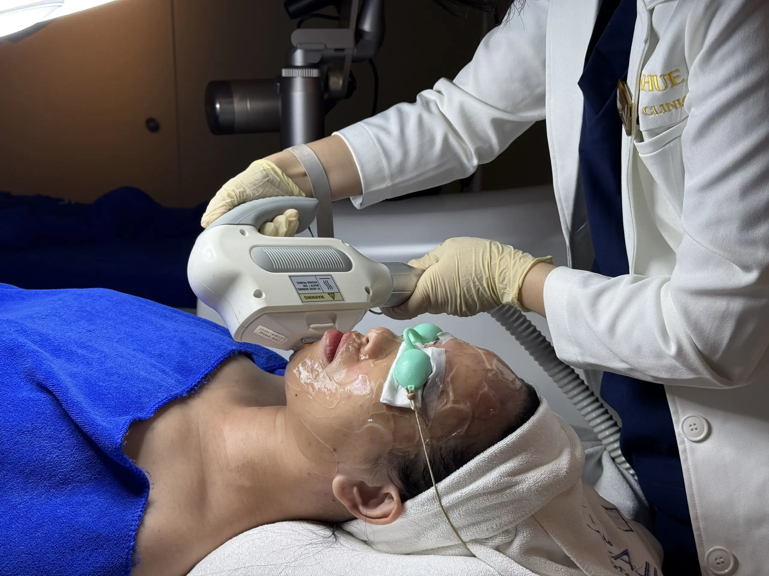 IPL sử dụng xung ánh sáng để trẻ hóa da, điều trị sắc tố, mụn, và triệt lông một cách an toàn và hiệu quả
